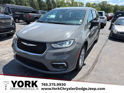 Used 2025 Chrysler Pacifica Select