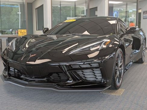 Used 2025 Chevrolet Corvette Stingray Coupe w/ 1LT image 2