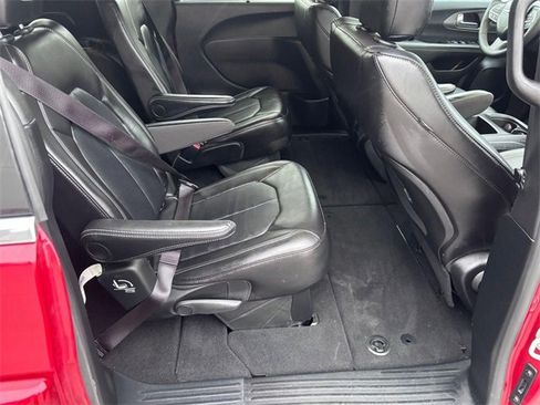 Used 2025 Chrysler Pacifica Select image 27