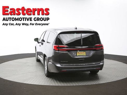 Used 2023 Chrysler Pacifica Touring-L image 39