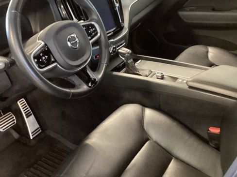 Used 2018 Volvo XC60 T5 Momentum w/ Advanced Package image 16