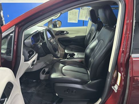 Used 2023 Chrysler Pacifica Touring-L FWD image 26