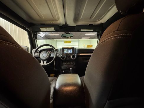 Used 2016 Jeep Wrangler Unlimited Sahara w/ Dual Top Group AWD/4WD image 18