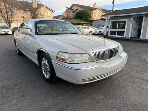 Used 2007 Lincoln Town Car Designer Series image 3