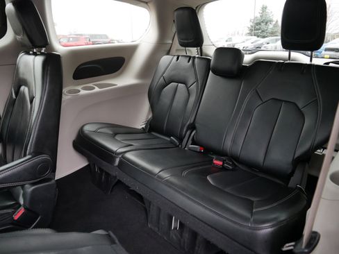 Certified 2024 Chrysler Pacifica Touring-L image 35