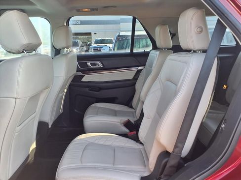 Used 2017 Ford Explorer Platinum image 18