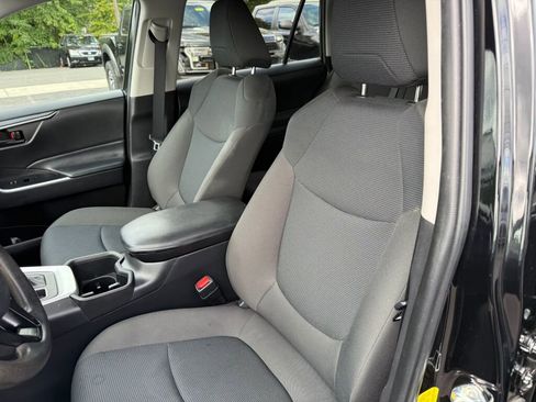 Used 2022 Toyota RAV4 LE image 10