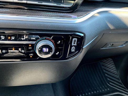 Used 2025 Chevrolet Silverado 2500 LT w/ Convenience Package image 17