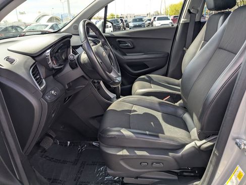 Used 2022 Chevrolet Trax LT w/ LT Convenience Package AWD/4WD image 17