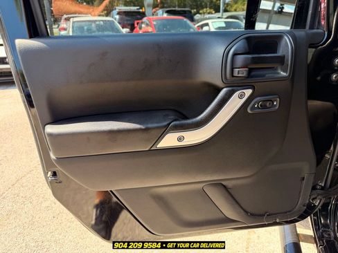 Used 2017 Jeep Wrangler Unlimited Rubicon w/ Connectivity Group AWD/4WD image 19
