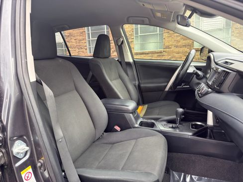Used 2018 Toyota RAV4 LE FWD image 19