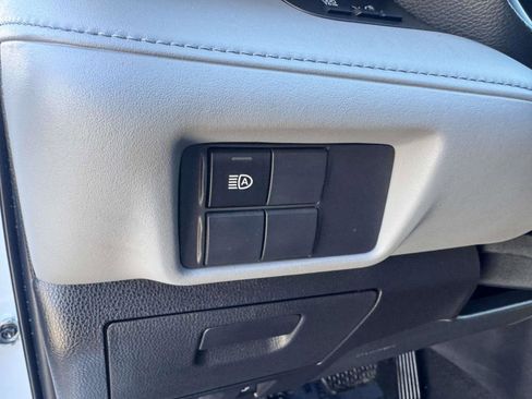 Certified 2022 Toyota Highlander L image 27