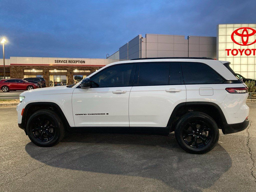 Used 2024 Jeep Grand Cherokee Altitude RWD image 8
