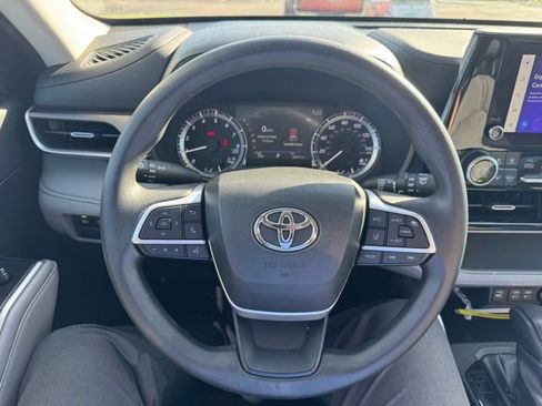 Used 2023 Toyota Highlander L image 16