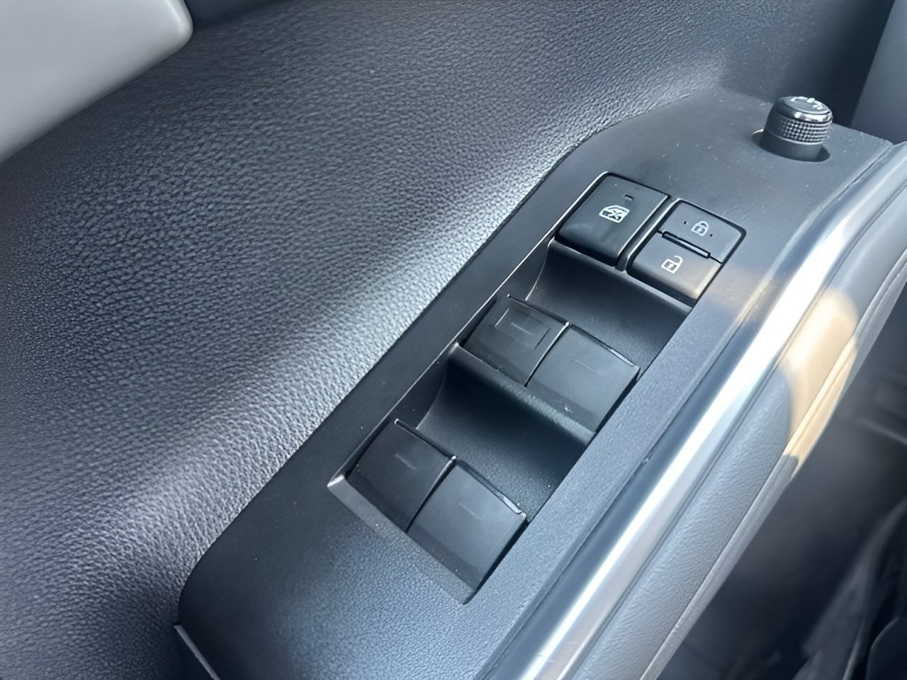 Used 2021 Toyota Highlander XLE AWD/4WD image 17
