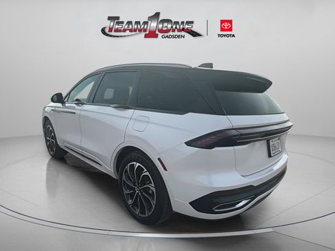 Used 2025 Lincoln Nautilus Reserve image 5