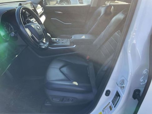 Used 2022 Toyota Highlander XLE image 29