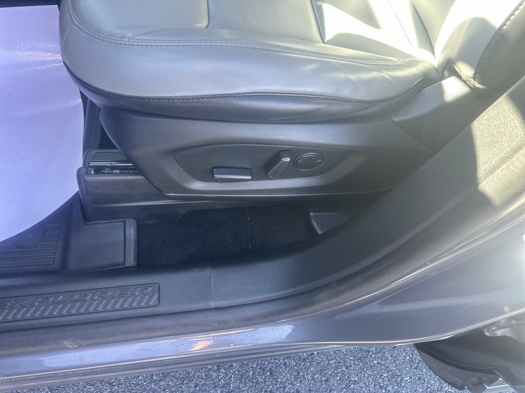 Used 2021 Ford Explorer XLT w/ Equipment Group 202A AWD/4WD image 18