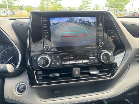 Used 2020 Toyota Highlander XLE AWD/4WD image 15