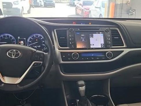Used 2017 Toyota Highlander Limited Platinum image 8
