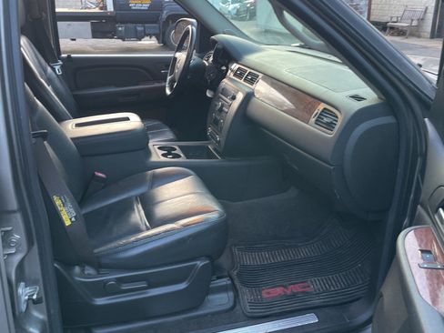 Used 2007 GMC Yukon SLT w/ SLT Preferred Equipment Group AWD/4WD image 12