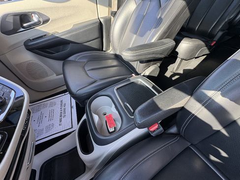 Used 2023 Chrysler Pacifica Touring-L FWD image 35