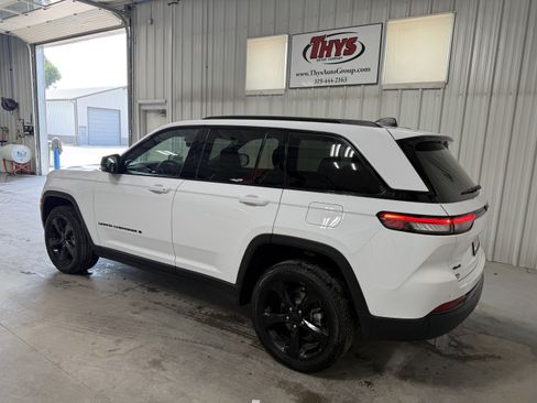 Used 2025 Jeep Grand Cherokee Limited w/ Black Appearance Package AWD/4WD image 14