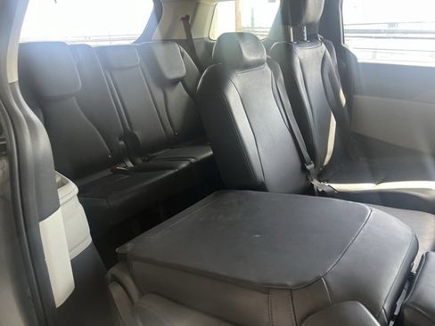 Used 2022 Kia Carnival LX image 9