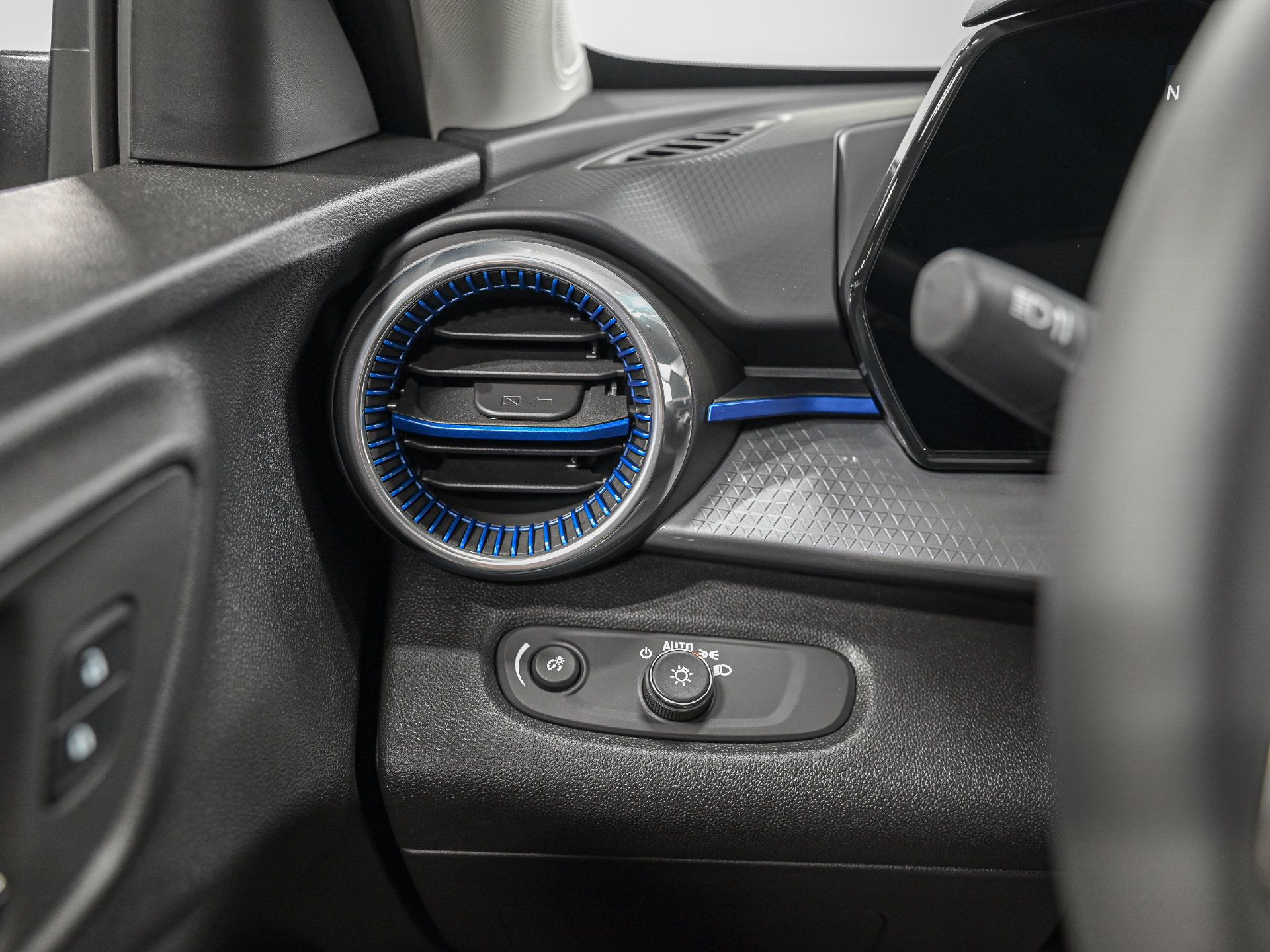 Used 2025 Chevrolet Trax LT w/ Driver Confidence Package FWD image 17