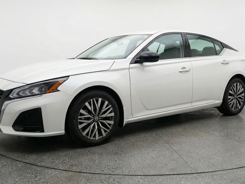 Used 2025 Nissan Altima 2.5 SV FWD image 3