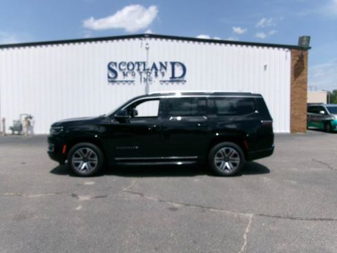 Used 2025 Jeep Wagoneer 4WD image 1