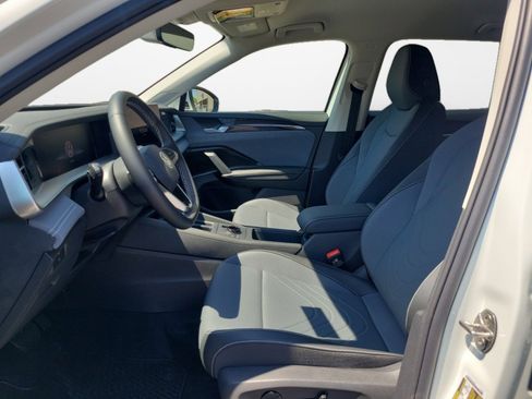 New 2026 Volkswagen Tiguan SE FWD image 9