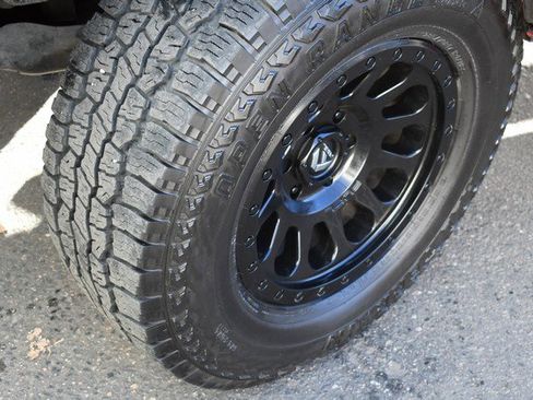 Used 2016 Toyota Tacoma TRD Sport image 11