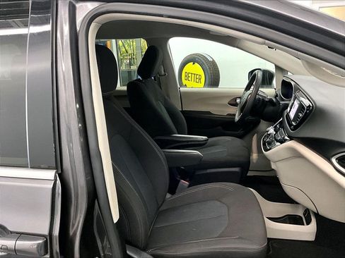 Used 2023 Chrysler Voyager LX FWD image 11