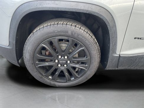 Used 2023 GMC Acadia SLE image 9