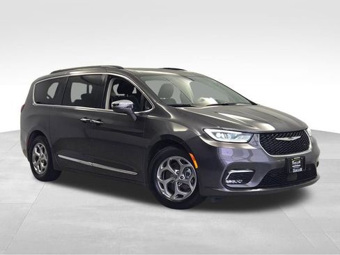 Used 2022 Chrysler Pacifica Limited FWD image 1