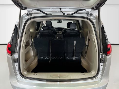 Used 2024 Chrysler Pacifica Touring-L FWD image 25