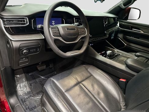 Used 2022 Jeep Wagoneer Series III w/ Flexible Seating Group image 9