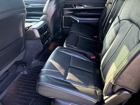 Used 2023 Jeep Wagoneer L Series II w/ Premium Group I AWD/4WD image 17