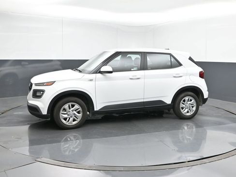 Certified 2025 Hyundai Venue SE image 2
