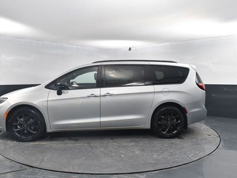 New 2026 Chrysler Pacifica Limited image 5