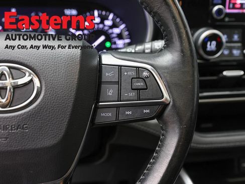 Used 2021 Toyota Highlander XLE AWD/4WD image 16