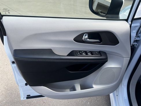 Used 2022 Chrysler Voyager LX image 9