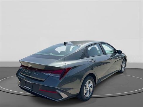 New 2026 Hyundai Elantra SE FWD image 4
