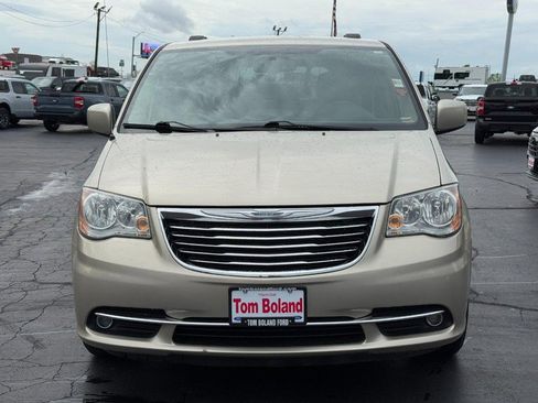 Used 2015 Chrysler Town & Country Touring w/ Driver Convenience Group image 9