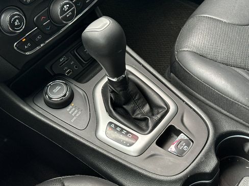 Used 2018 Jeep Cherokee Overland image 21