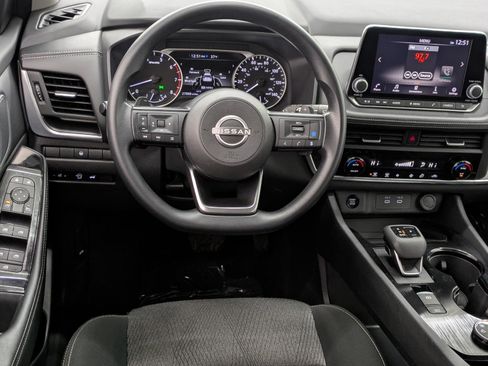 Used 2024 Nissan Rogue SV image 4