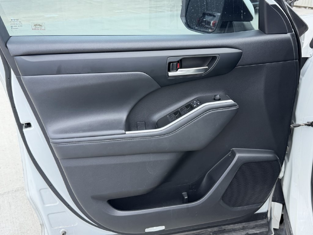 Used 2020 Toyota Highlander XLE FWD image 10