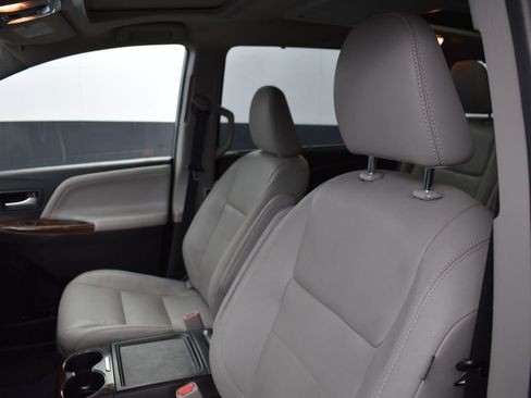 Used 2019 Toyota Sienna Limited Premium image 12