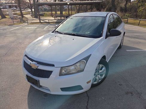 Used 2013 Chevrolet Cruze LS image 2